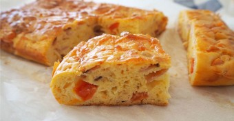 Focaccia με τυρί και ντομάτα